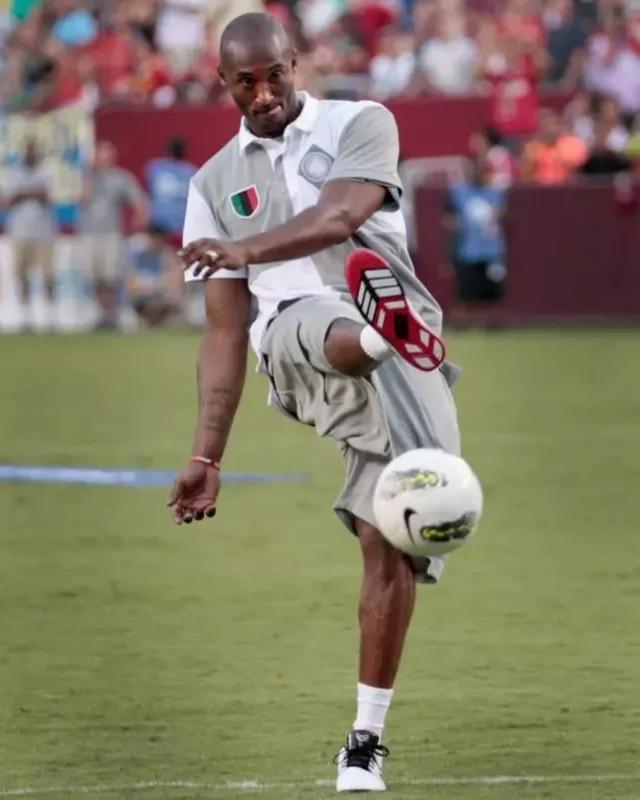 意甲媒体热议：米兰前锋希门尼斯未来扑朔迷离，媒体坚称他将离开而经纪人否认！（意媒聚焦：米兰前锋希门尼斯去留成谜，媒体称将离队经纪人予以否认）