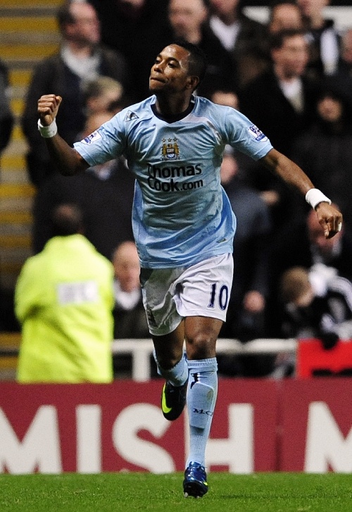 新鹏城vs成都：三外援PK四外援，韦世豪、杨明洋出战（新鹏城对阵成都：三外援迎四外援，韦世豪与杨明洋登场）