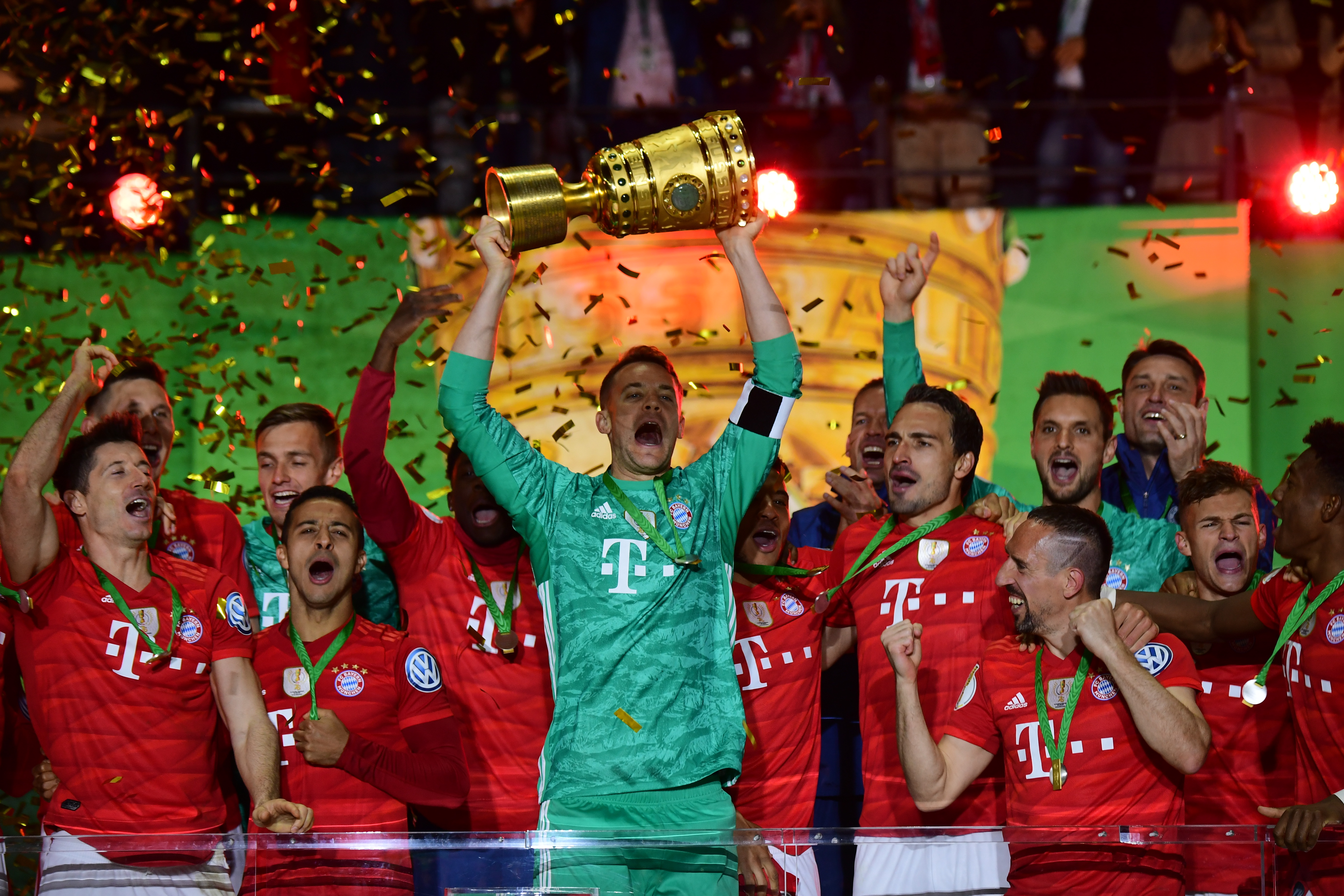 芒特进球后奔向B费，眼神启动诠释默契（芒特破门直奔B费，眼神交流尽显默契）