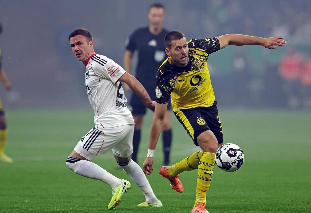 拜仁12轮不败领跑，曼城绝杀鱼腩，巴萨AC米兰登顶（拜仁12轮不败继续领跑，曼城绝杀弱旅，巴萨、AC米兰齐登顶）