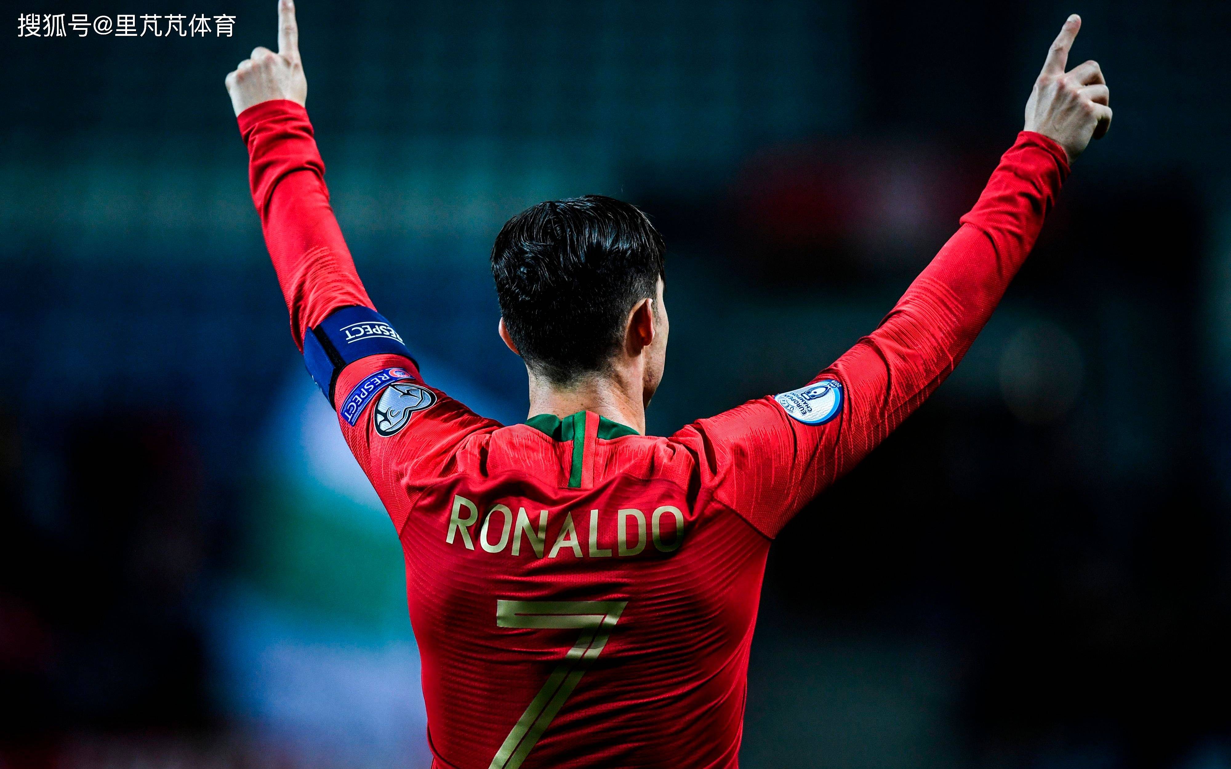 萨拉赫炮轰主帅引震荡！利物浦高层力挺斯洛特，冬窗离队危机加剧（萨拉赫怒斥主帅掀风波！利物浦高层力保斯洛特，冬窗离队风险升级）