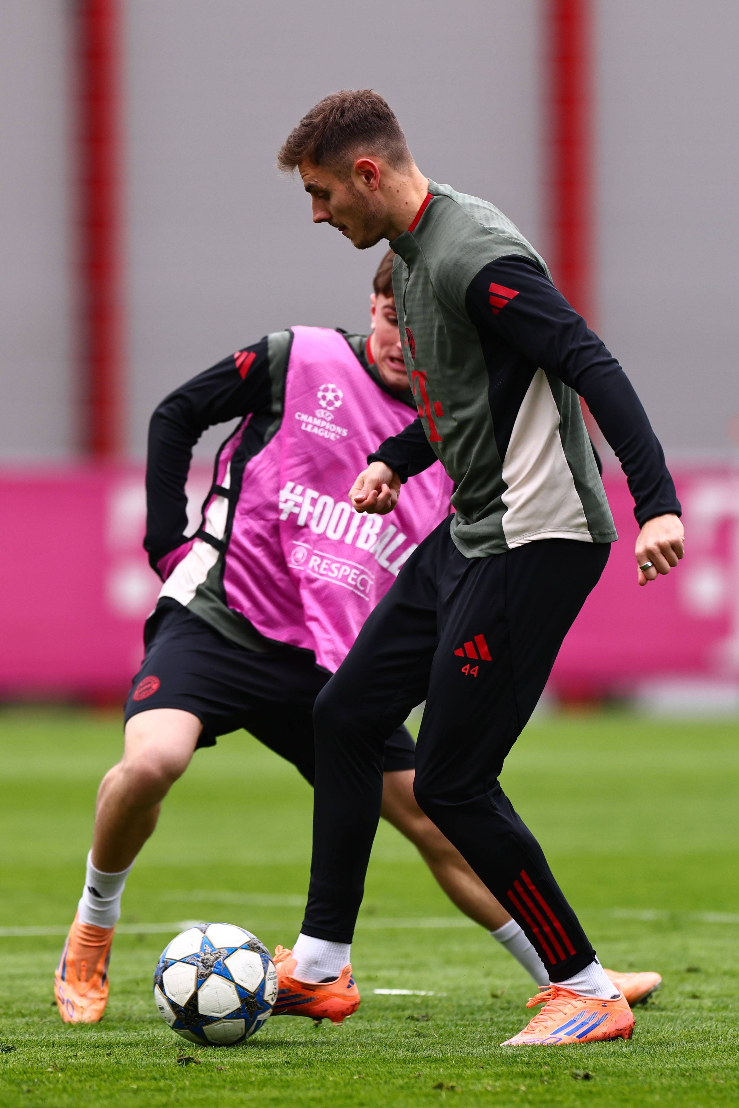 刘若钒庆祝海港队夺冠：人生第一个中超冠军🏆（海港登顶中超，刘若钒喜获职业生涯首冠🏆）