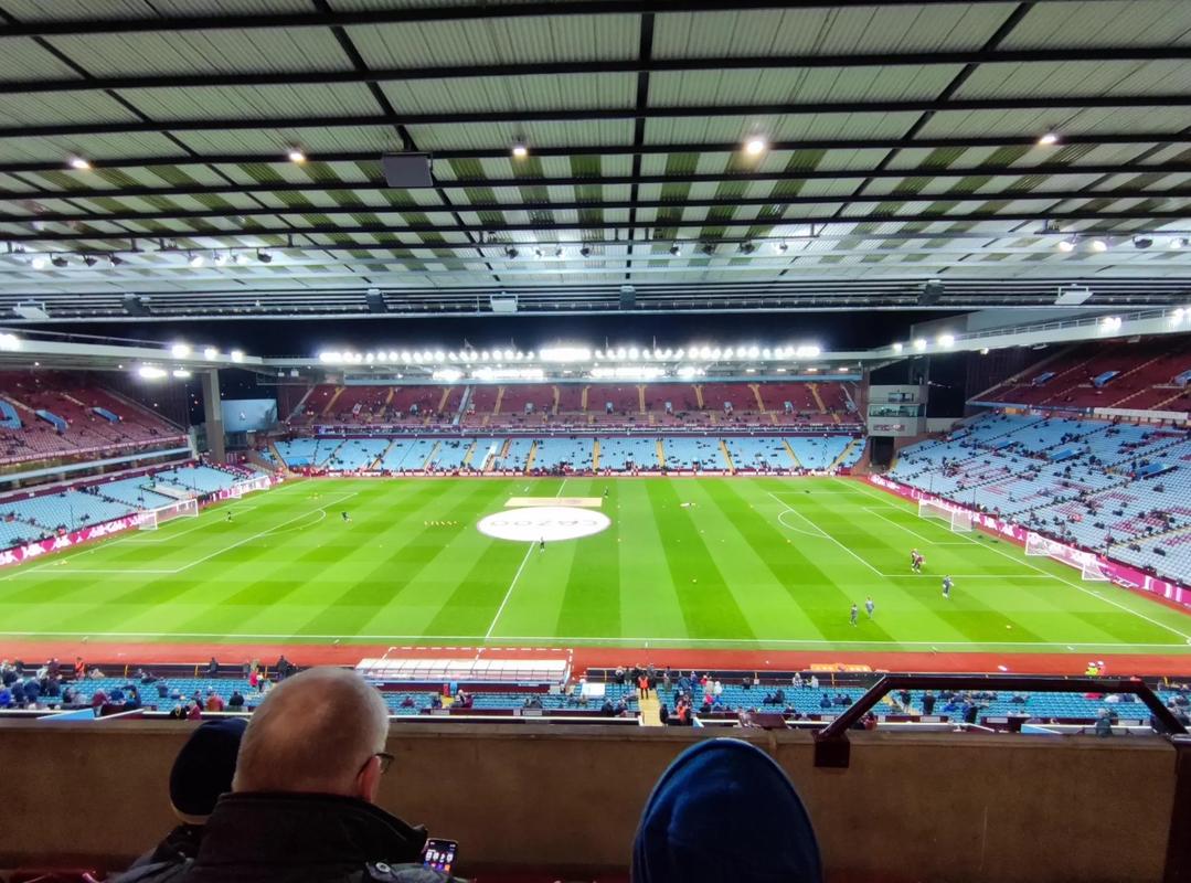 斯卢茨基：与广岛一战势均力敌，虽未取胜但对比赛质量满意（斯卢茨基：对阵广岛不落下风，虽未能取胜仍满意比赛水准）