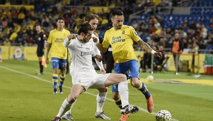 火药味！莫兰特用手狂指克莱面部，克莱怒火中烧一把甩开（冲突升级！莫兰特手指直指克莱面门，克莱怒火爆发猛然甩开）